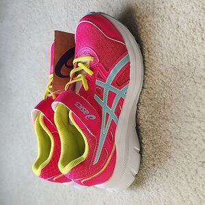 NWT Asics Size 1 1/2